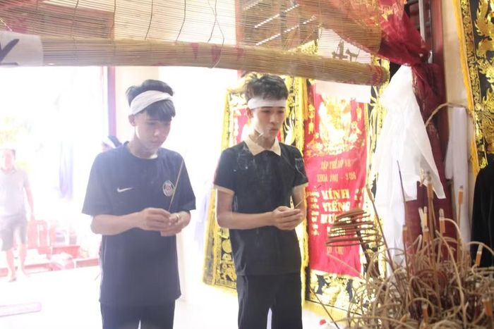 Bảo An vừa tốt nghiệp THPT còn Bảo Khánh bước vào năm cuối cấp của 12 năm đèn sách phải chịu nỗi đau mất đi cả bố lẫn mẹ.