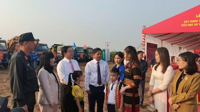 Phó Thủ tướng Hồ Quốc Dũng dự Lễ khởi công, động thổ Trường phổ thông DTNT liên cấp tại xã Ea Bung (Đắk Lắk).