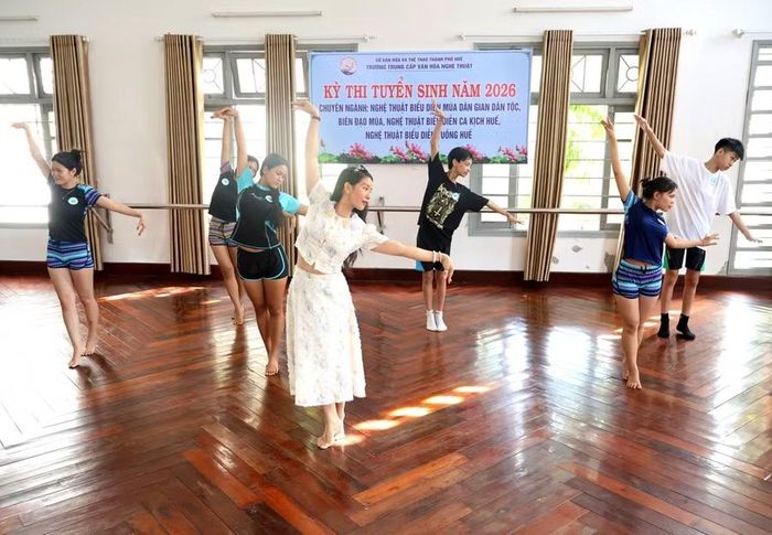 Trường Trung cấp Văn hóa Nghệ thuật Huế - một trong ít đơn vị giáo dục đào tạo các ngành nghệ thuật truyền thống đặc thù Huế.