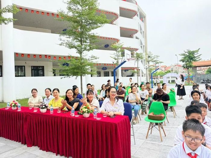 Đại diện nhà trường, các thầy cô, phụ huynh và học sinh cùng dự buổi chuyên đề.