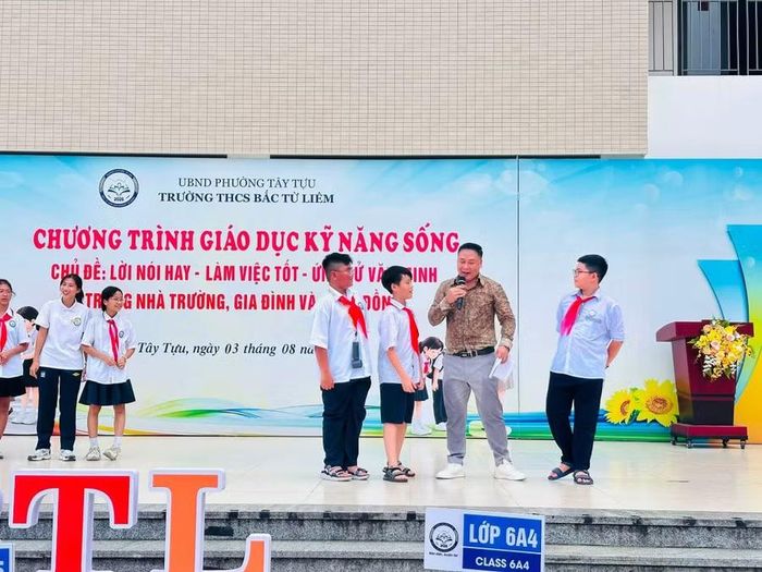 Học sinh tham gia buổi chuyên đề một cách hào hứng và nhận được nhiều bài học ý nghĩa.