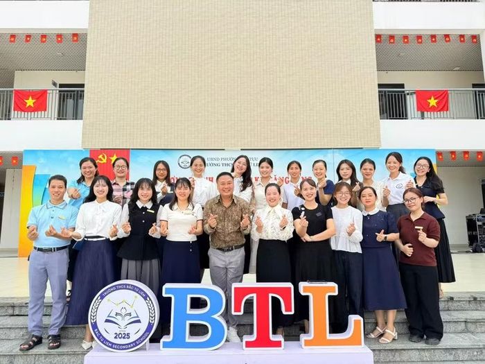 Các thầy cô và diễn giả chụp ảnh lưu niệm cuối chương trình.