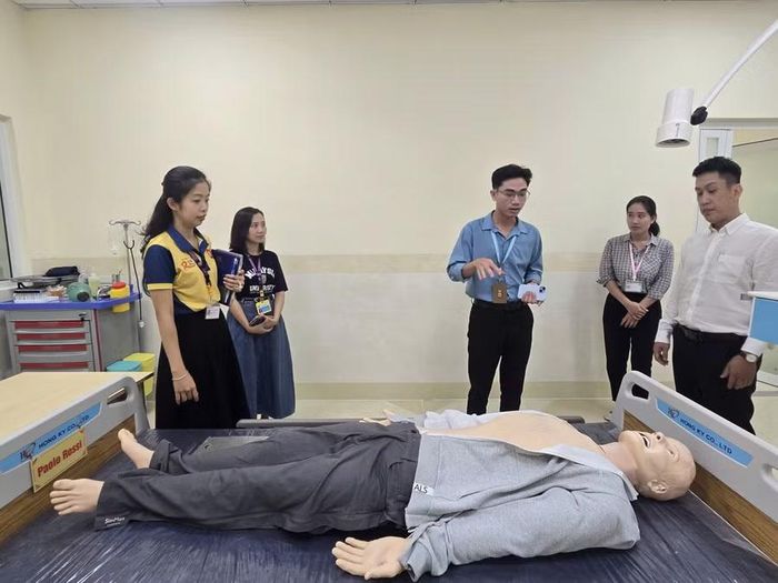 Mô hình bệnh nhân khi khởi động sẽ có nhịp tim, mạch, phản ứng gần như với người thật khi sinh viên thực hiện các thao tác y khoa.