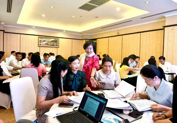 Chuyên gia hướng dẫn nội dung thảo luận nhóm tại tập huấn.