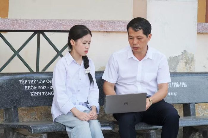 Được sự đồng hành của thầy cô giáo trong dạy học, hướng nghiệp, Hoàng Thị Quỳnh Phương đã chọn theo ngành sư phạm Ngữ văn. Ảnh: Hồ Lài