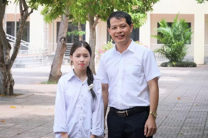 Em Hoàng Thị Quỳnh Phương và thầy giáo chủ nhiệm Nguyễn Minh Chiến (Trường THPT Kim Liên, xã Kim Liên, Nghệ An). Ảnh: Hồ Lài