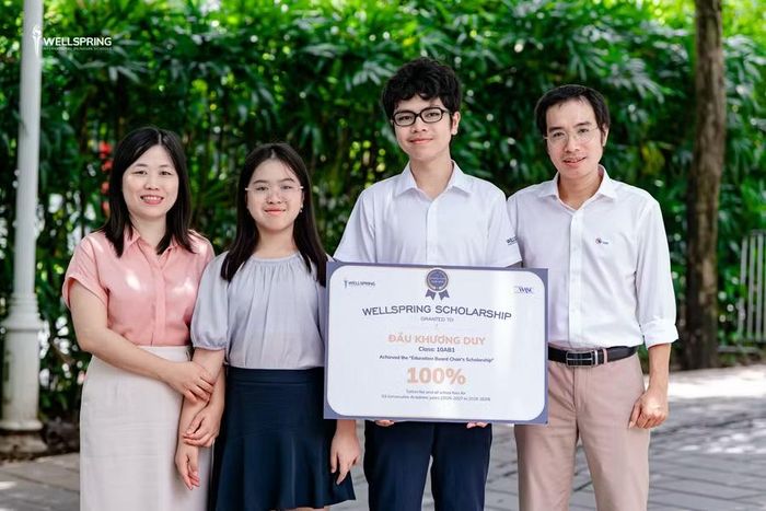 Em Đầu Khương Duy chụp hình kỷ niệm cùng gia đình sau khi nhận “Học bổng Chủ tịch Hội đồng Giáo dục”.