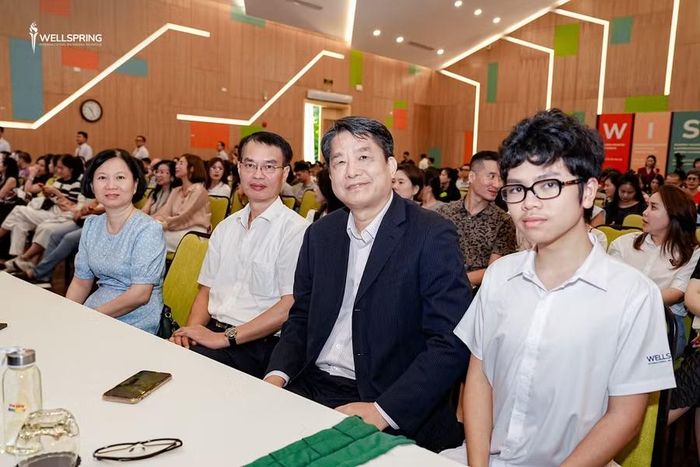 Em Đầu Khương Duy cùng Đại diện Liên đoàn Cờ vua tại sự kiện “Ngày hội định hướng Đồng hành tạo hạnh phúc” do trường Wellspring Hanoi tổ chức.