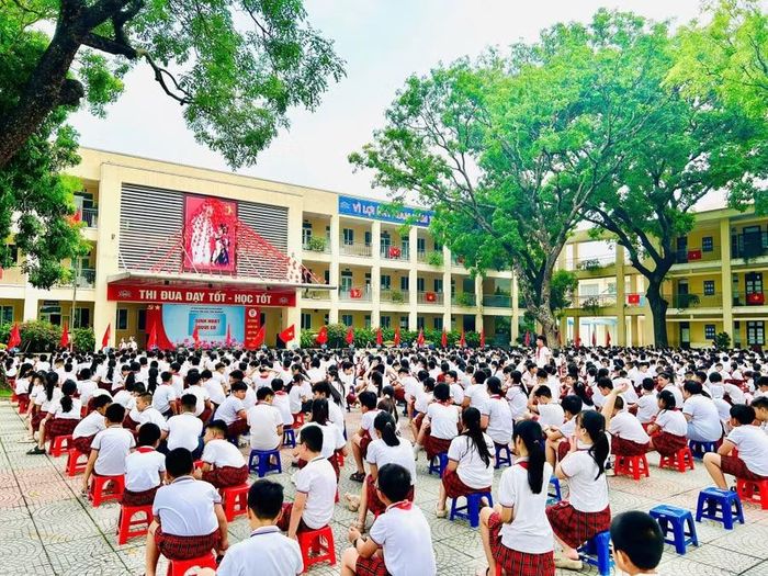 Học sinh Trường Tiểu học Yên Thường (xã Phù Đổng, Hà Nội) trong giờ Sinh hoạt dưới cờ. Ảnh: Đình Tuệ.