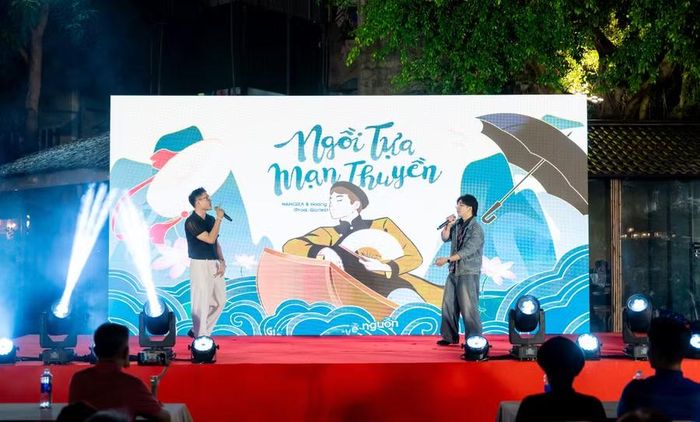 Sinh viên trong tiết mục Ngồi Tựa Mạn Thuyền.