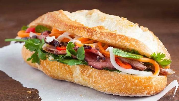 Bánh mì là một trong những món ăn đường phố của Việt Nam được nhiều du khách nước ngoài yêu thích - Ảnh minh họa: ITN.
