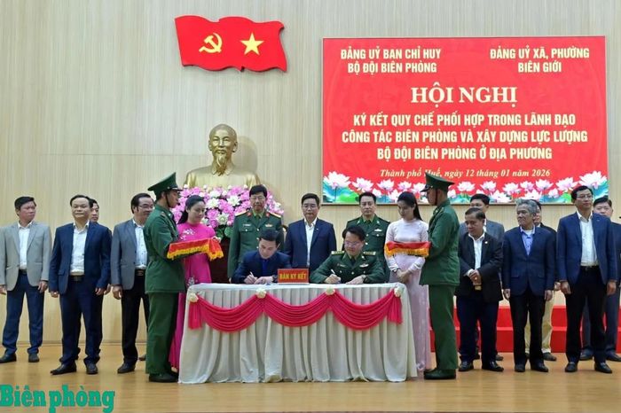 Đảng ủy Ban Chỉ huy Bộ đội Biên phòng thành phố Huế và Đảng ủy 12 xã, phường biên giới ký kết Quy chế phối hợp trong lãnh đạo công tác biên phòng và xây dựng lực lượng Bộ đội Biên phòng thành phố, giai đoạn 2025-2030. Ảnh: Đơn vị cung cấp