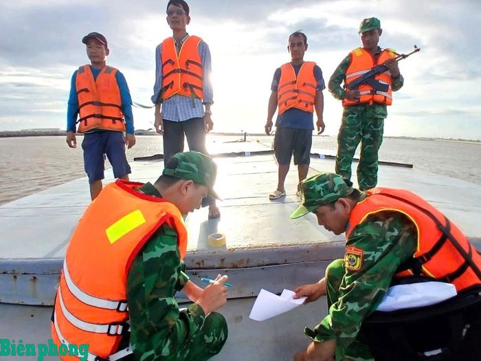Tổ công tác niêm phong số hàng hóa trên phương tiện TN-1033. Ảnh:Sa Rây