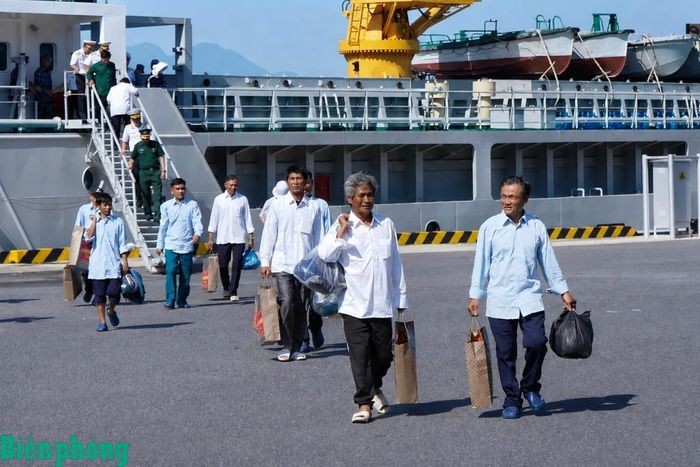 Các ngư dân trở về đất liền an toàn. Ảnh: Văn Tân