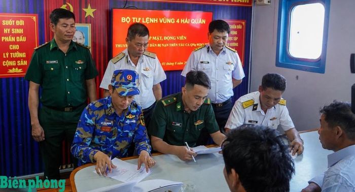 Bộ đội Biên phòng tỉnh Khánh Hòa phối hợp với các lực lượng chức năng thực hiện các thủ tục tiếp nhận ngư dân. Ảnh: Văn Tân