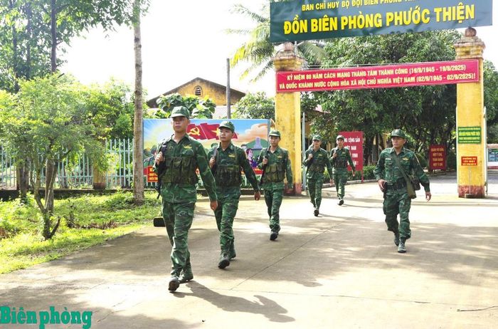 Cán bộ, chiến sĩ Đồn Biên phòng Phước Thiện lên đường tuần tra bảo vệ đường biên, mốc giới, giữ gìn sự bình yên cho nhân dân an tâm lao động sản xuất. Ảnh: Lê Khoa