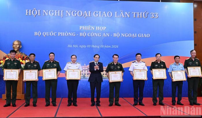Bộ trưởng Ngoại giao Lê Hoài Trung trao Bằng khen của Bộ Ngoại giao cho các tập thể của Bộ Quốc phòng. Ảnh: Nhandan.vn