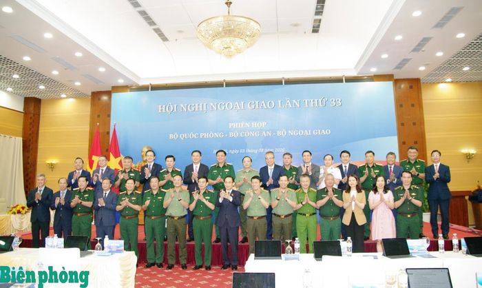 Các đại biểu chụp ảnh chung. Ảnh: Thu Minh