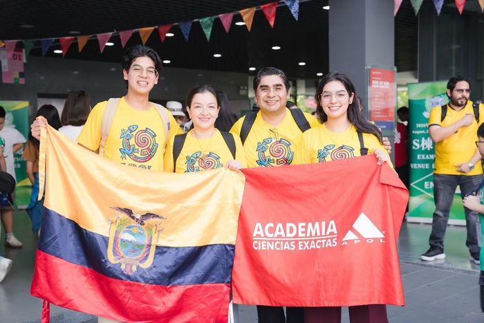 Những giáo viên tâm huyết đến từ Ecuador háo hức chờ tin vui của học sinh. Ảnh: Khánh Phạm.