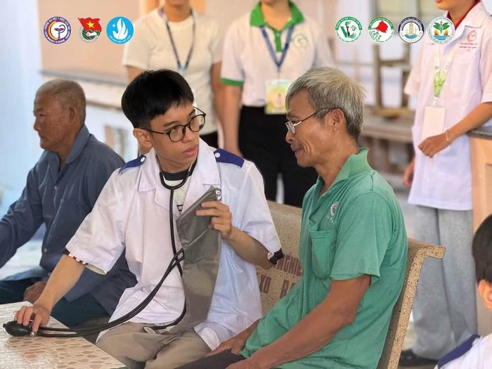  Các bạn sinh viên Trường Đại học Y Dược Cần Thơ hỏi thăm tình hình sức khỏe, đo huyết áp cho người dân. Ảnh: NVCC. 