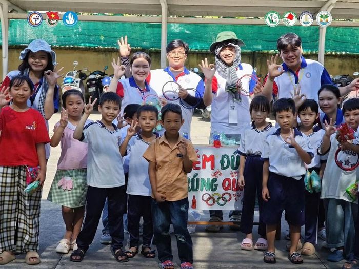  Không chỉ có tiểu phẩm, các gian hàng trò chơi cũng được tổ chức tỉ mỉ nhằm giúp trẻ em dễ tiếp cận thông tin. Ảnh: NVCC. 