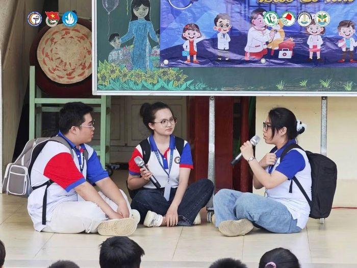  Sinh viên truyền đạt các nội dung bảo vệ sức khỏe cho các bé tiểu học thông qua các tiểu phẩm sinh động, thực tế. Ảnh: NVCC. 