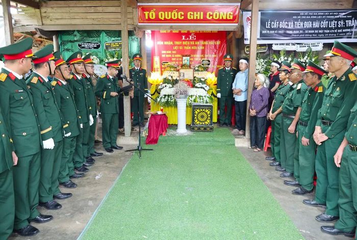 Trang nghiêm lễ truy điệu và an táng hài cốt liệt sĩ Trần Hữu Kính. Ảnh: Đức Quyền.