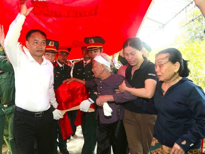 Bà Dương Thị Đường xúc động bên linh cữu người con trai liệt sĩ sau 40 năm chờ ngày đón con trở về quê hương. Ảnh: Đức Quyền.