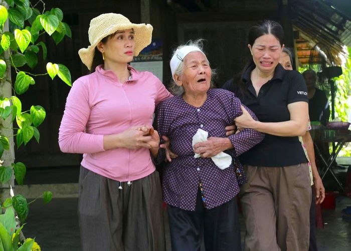 Bà Dương Thị Đường bật khóc khi nhìn thấy linh cữu người con trai liệt sĩ. Ảnh: Đức Quyền.