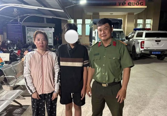 Nạn nhân (giữa) được phụ huynh đón về từ công an phường.