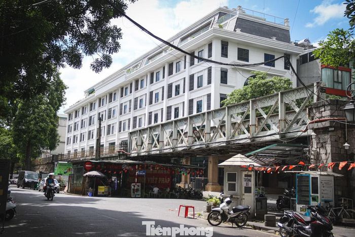Nằm ở vị trí đắc địa tiếp giáp giữa phố cổ và khu phố Pháp, nơi đây sở hữu hệ thống 131 vòm cầu đá từ đầu thế kỷ XX - một dấu ấn kiến trúc và lịch sử độc bản của Hà Nội.