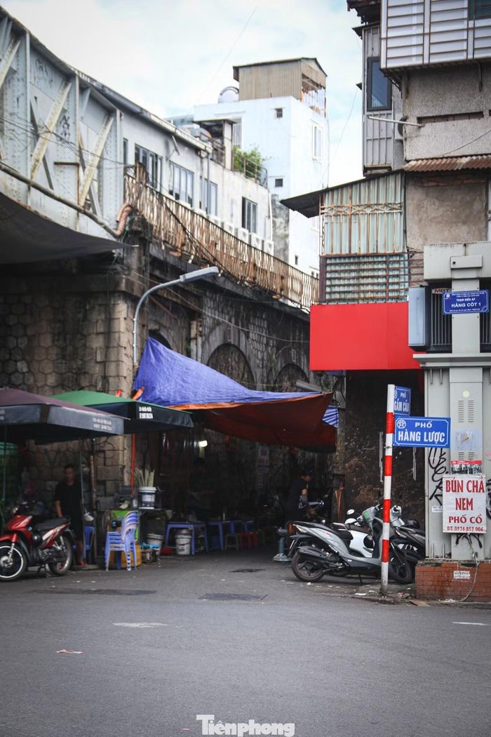 Theo báo cáo đồ án, khu vực từ Cửa Đông đến Lê Văn Linh được định hướng phát triển không gian thủ công mỹ nghệ; đoạn từ Lê Văn Linh đến Hàng Cót hình thành không gian văn hóa, nghệ thuật cộng đồng; đoạn Hàng Cót - Hàng Giấy phát triển ẩm thực; khu vực Gầm Cầu - Nguyễn Thiếp trở thành chợ bazaar; còn đoạn từ Nguyễn Thiếp đến ga Long Biên sẽ chuyển thành công viên công cộng kết hợp bảo tồn di sản ga Long Biên.