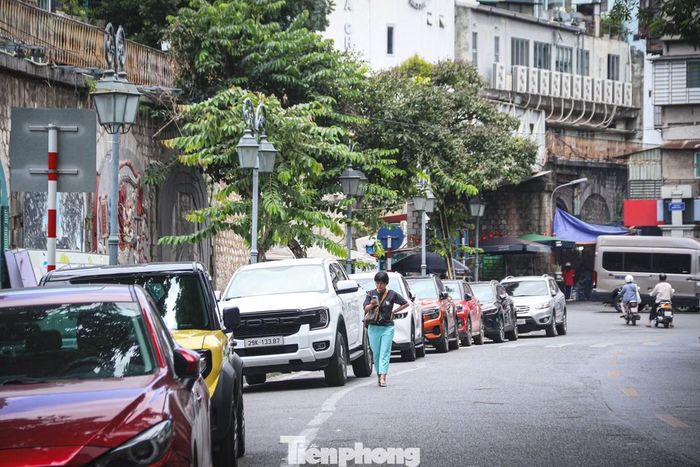 Hiện tại, phần vỉa hè bên dưới các vòm cầu đoạn phố Phùng Hưng đang kinh doanh bãi gửi xe ô tô.