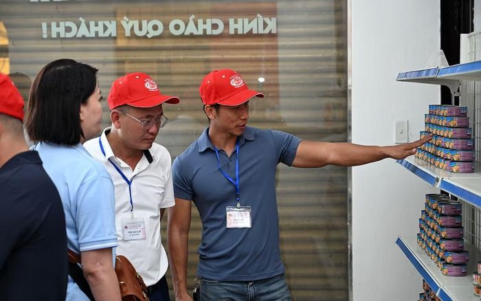 Các nhà phân phối tham quan gian trưng bày sản phẩm Đồ hộp Hạ Long