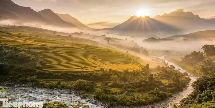 Cách trung tâm Sa Pa khoảng 36 km, xã Mường Bo (tỉnh Lào Cai) nằm nép mình giữa một thung lũng được bao bọc bởi những dãy núi trùng điệp. Thiên nhiên nơi đây vẫn giữ gần như nguyên vẹn vẻ đẹp hoang sơ với những cánh rừng xanh, những thửa ruộng bậc thang uốn lượn và nhịp sống bình yên của đồng bào vùng cao.