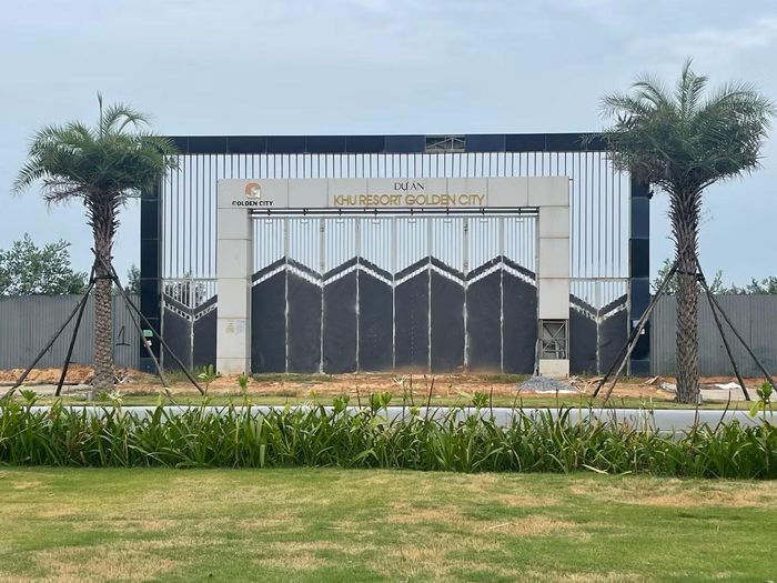 Sau gần 10 năm, Khu Resort Golden City chỉ mới hoàn thành việc vây tôn xung quanh hàng rào.