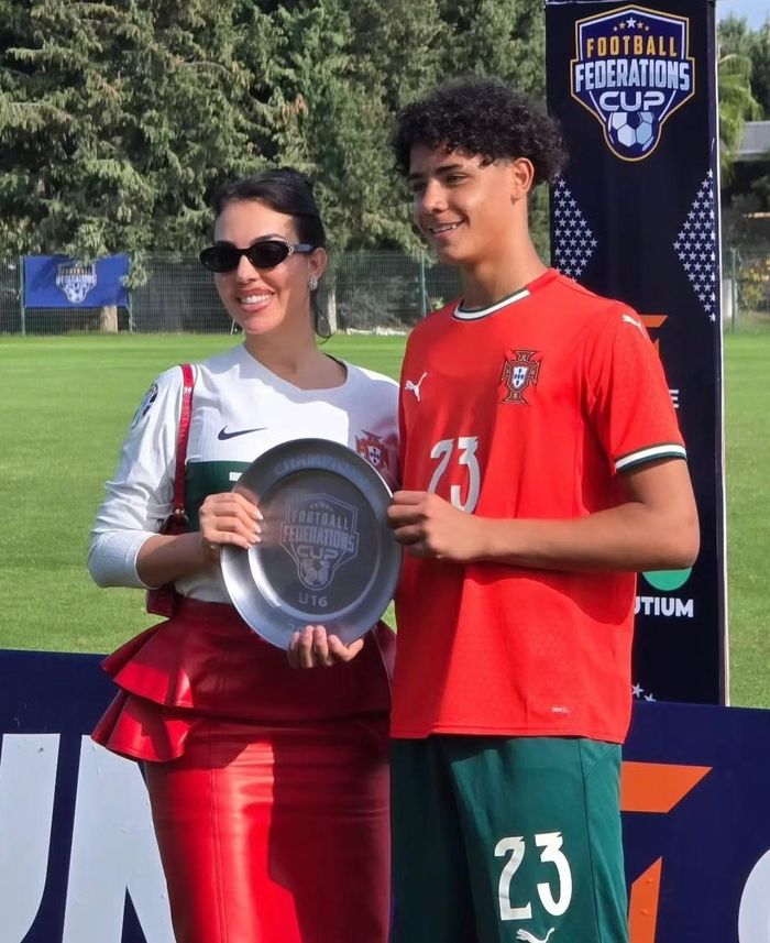 Gần đây, Georgina Rodríguez liên tục chia sẻ việc dành thời gian cho con trai cả của CR7.