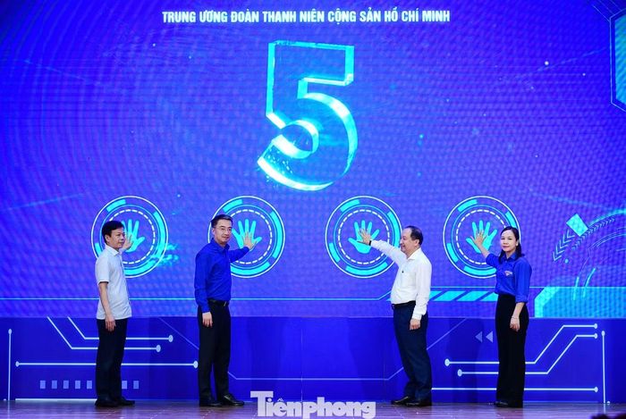 Các đại biểu thực hiện nghi thức phát động hội thi. Ảnh: Xuân Tùng