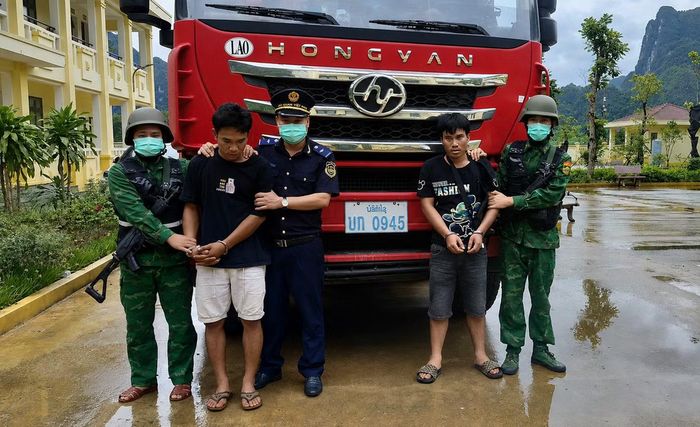 Hai đối tượng người Lào vừa bị bắt giữ.