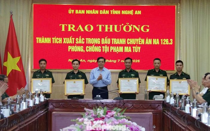 Chủ tịch UBND tỉnh Nghệ An Võ Trọng Hải tặng thưởng cho Ban Chuyên án và các tập thể, cá nhân.