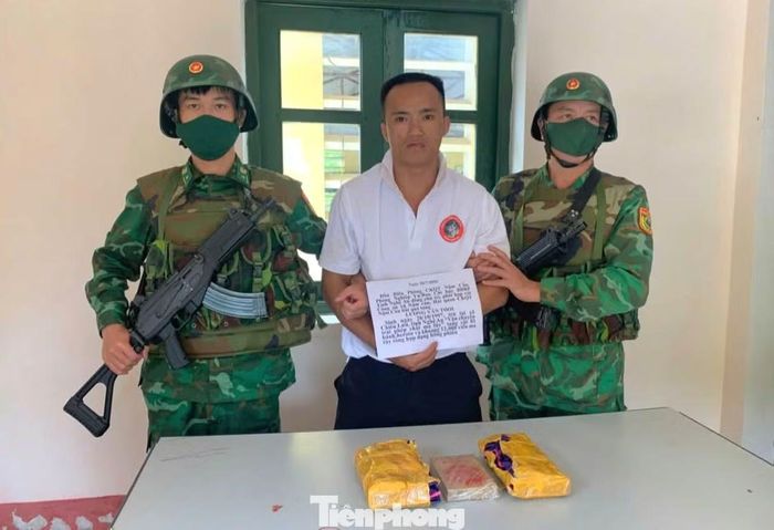 Đối tượng Lương Văn Thoi cùng tang vật.