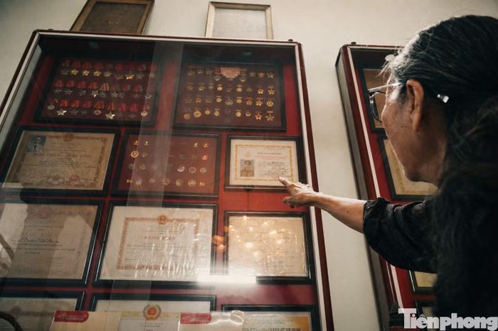 Những kỷ vật, hình ảnh về Thiếu tướng Trần Hải Phụng được gia đình bà Lan gìn giữ qua nhiều năm. (Ảnh: Nguyễn Tiến)