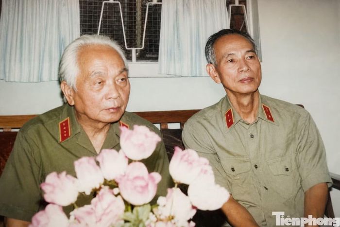 Bức ảnh lưu giữ khoảnh khắc Thiếu tướng Trần Hải Phụng chụp cùng Đại tướng Võ Nguyên Giáp. (Ảnh: Gia đình cung cấp)