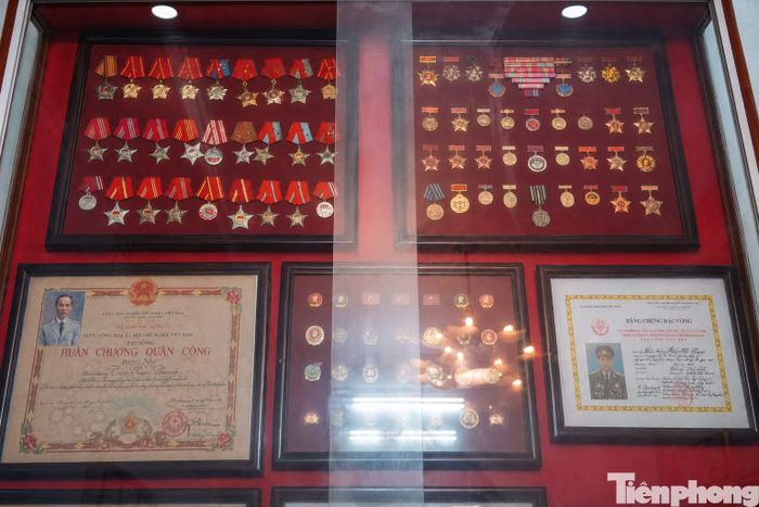 Không gian trang nghiêm tại căn phòng tầng hai, nơi lưu giữ huân chương, bằng khen và những kỷ vật gắn liền với cuộc đời binh nghiệp của Thiếu tướng Trần Hải Phụng. (Ảnh: Nguyễn Tiến)
