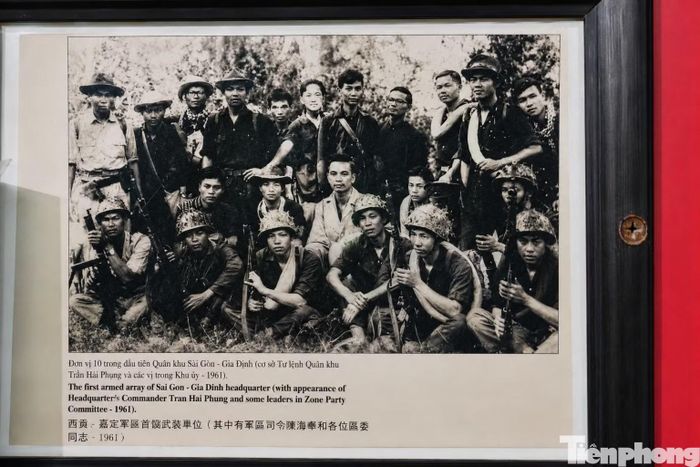 Đơn vị vũ trang đầu tiên của nhân dân Sài Gòn - Gia Định (Thiếu tướng Trần Hải Phụng mặc áo trắng, ngồi giữa). (Ảnh: Nguyễn Tiến)
