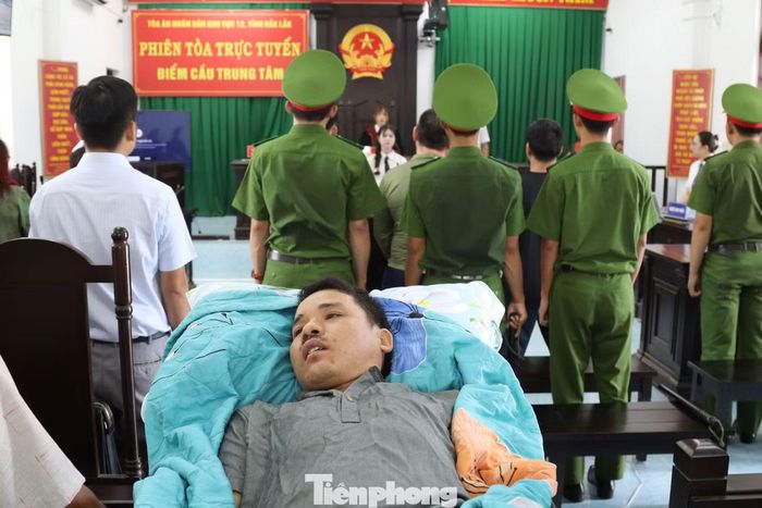 Bị hại Võ Mộng Đạt vẫn nằm bất động.