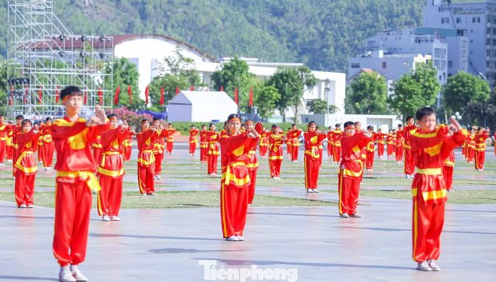 Ngày 3/8, tại Quảng trường Nguyễn Tất Thành (phường Quy Nhơn) diễn ra chương trình đồng diễn võ cổ truyền. Đây là hoạt động nằm trong chuỗi sự kiện Liên hoan Quốc tế Võ cổ truyền Việt Nam lần thứ IX - Gia Lai 2026. Ảnh: Trương Định.