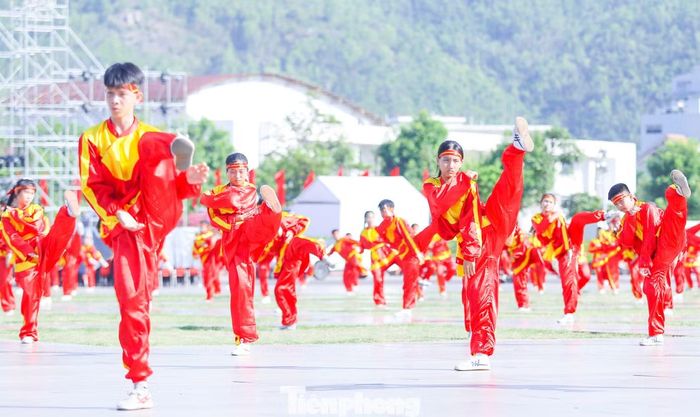 Trải qua thời gian, võ cổ truyền đã tồn tại trên mảnh đất này gắn với nhu cầu sinh tồn và phát triển của cộng đồng, không ngừng được chọn lọc, nâng cao, trở thành một thành tố văn hóa đậm đà bản sắc, bám rễ ăn sâu vào đời sống văn hóa tinh thần của người dân. Ảnh: Trương Định.