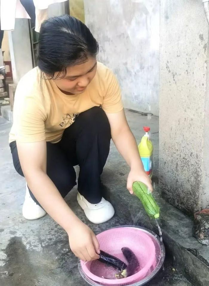 Được bà ngoại nuôi dưỡng sau khi bố mẹ ly hôn hồi nhỏ, Zeng là cô bé luôn tự lập trong cuộc sống. Ảnh: QQ.com