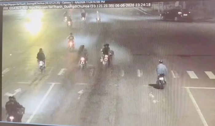 Camera an ninh ghi lại hình ảnh các đối tượng điều khiển xe mô tô mang theo hung khí dàn hàng trên đường.